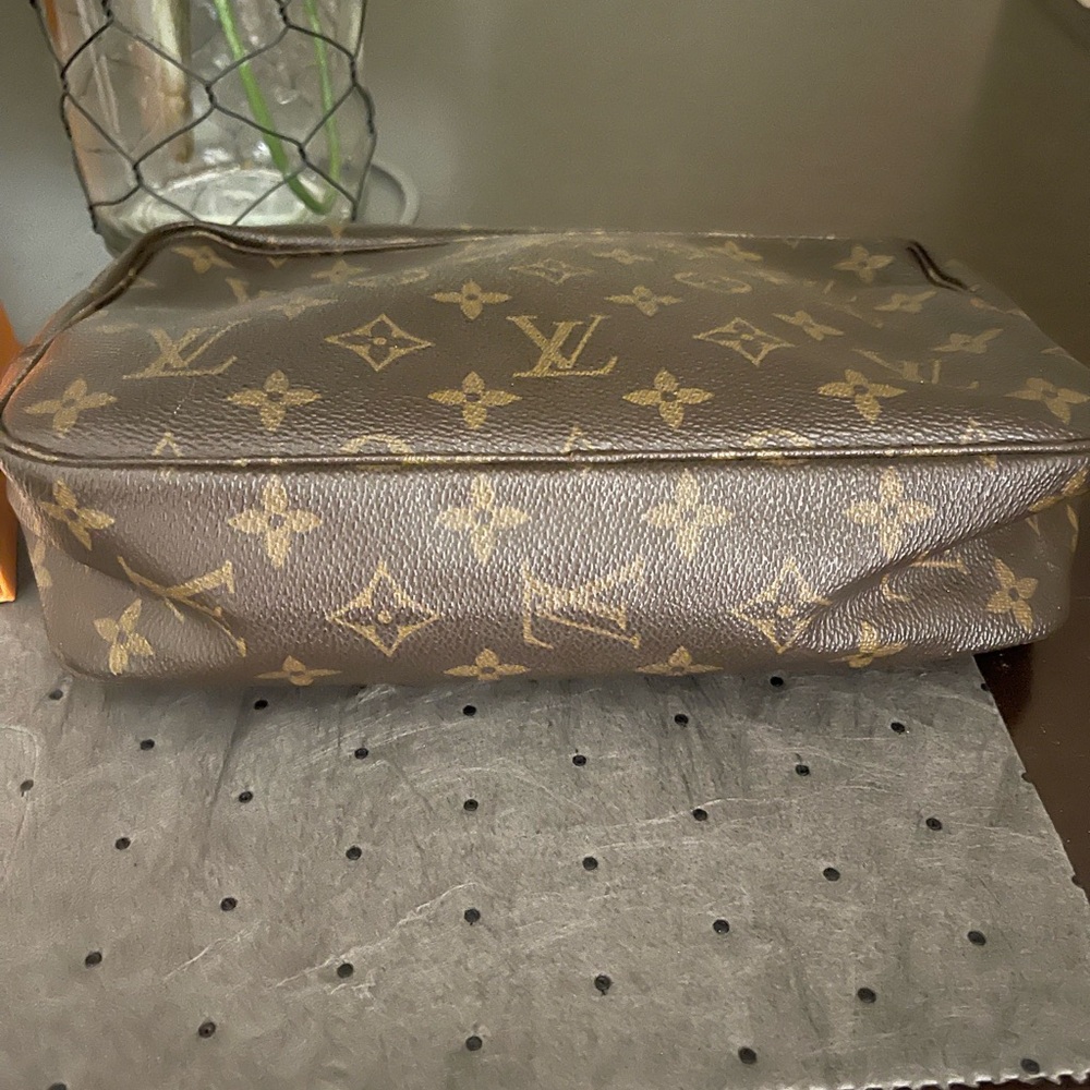 Louis Vuitton Brown Toiletry Bag with Monogram Pattern - Picture 6 of 9